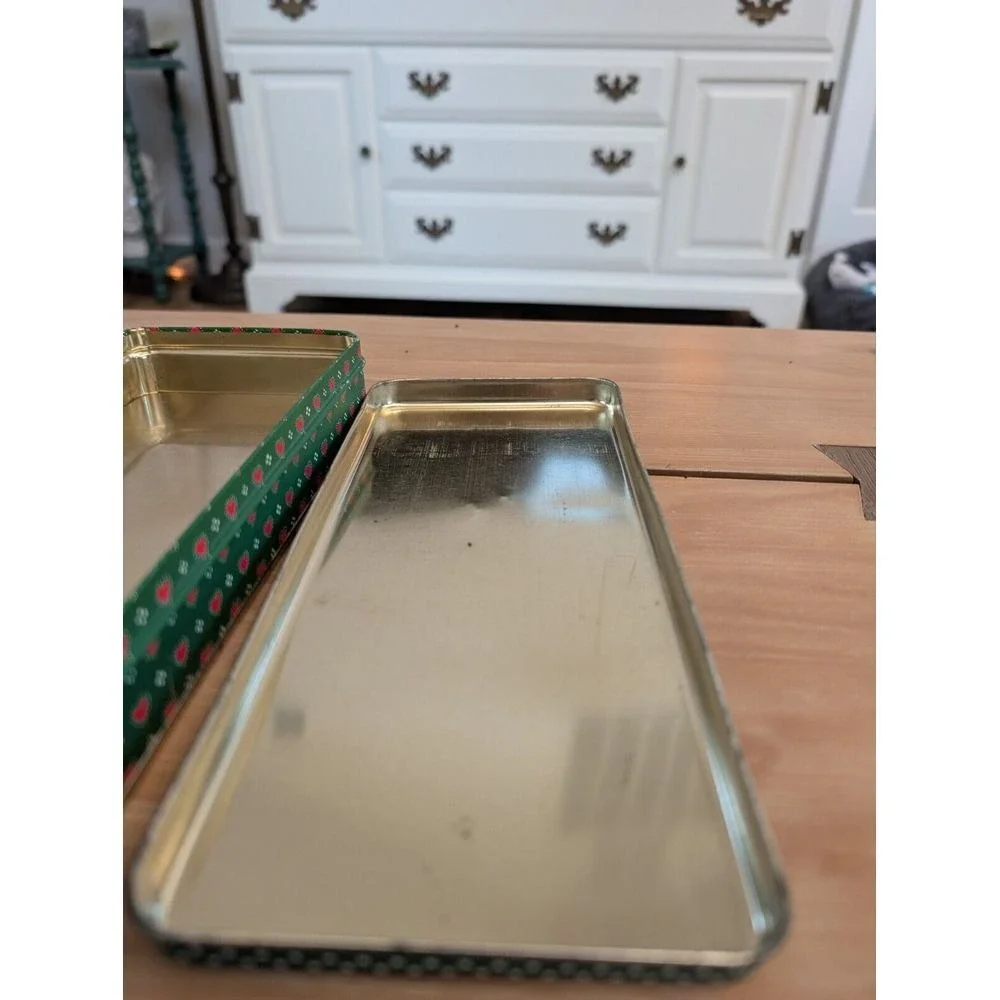 Dept 56‎ Tin w Lid, Christmas Green w Red Hearts Vintage, Made In Hong Kong